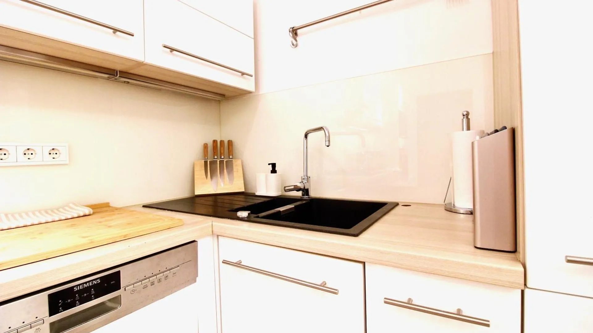 Urban Oasis In Neubau With Cozy Fireplace 비엔나