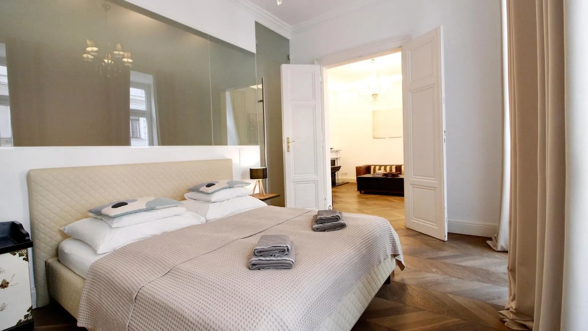 Urban Oasis In Neubau With Cozy Fireplace 비엔나