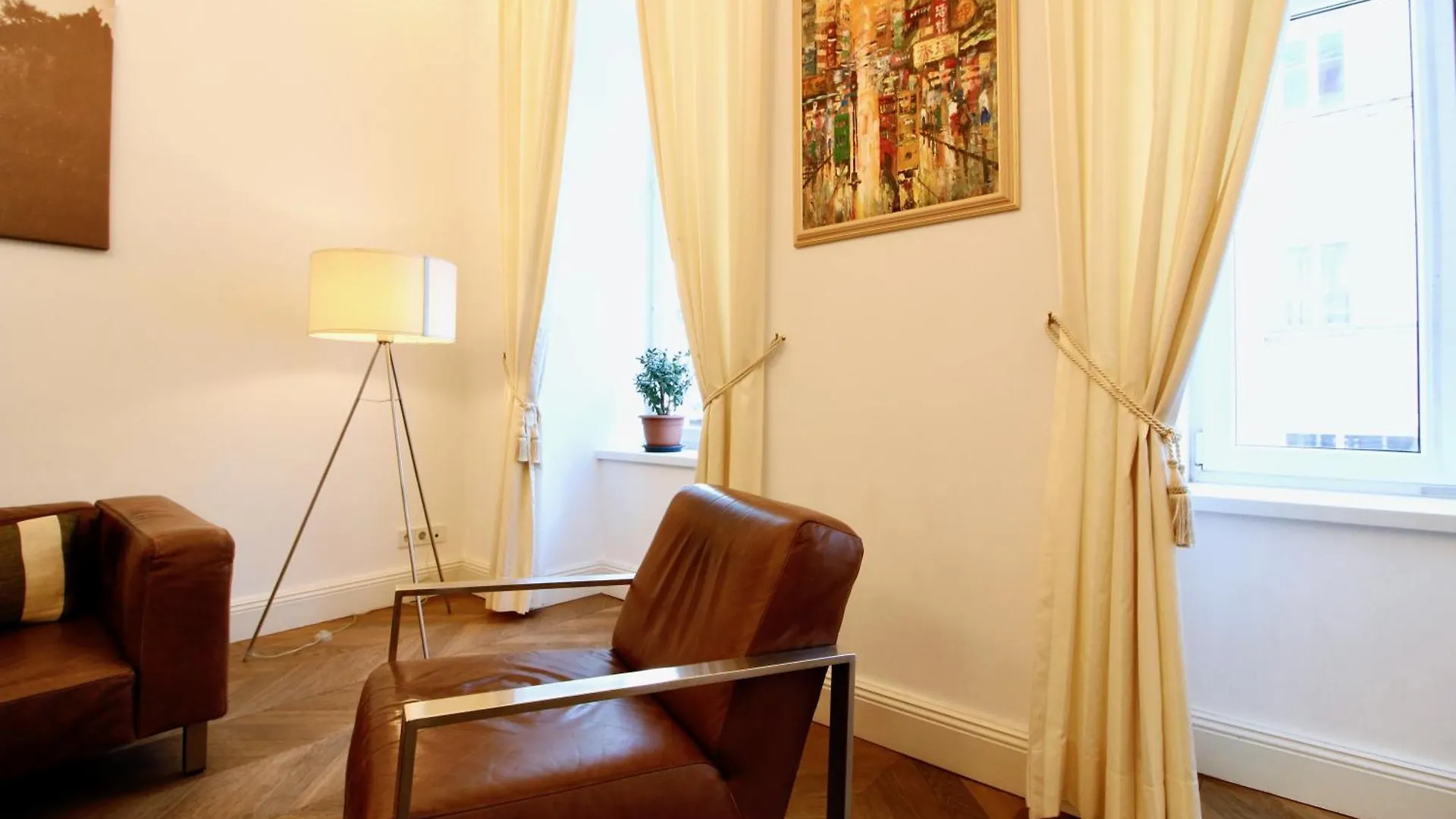 Urban Oasis In Neubau With Cozy Fireplace 비엔나 아파트