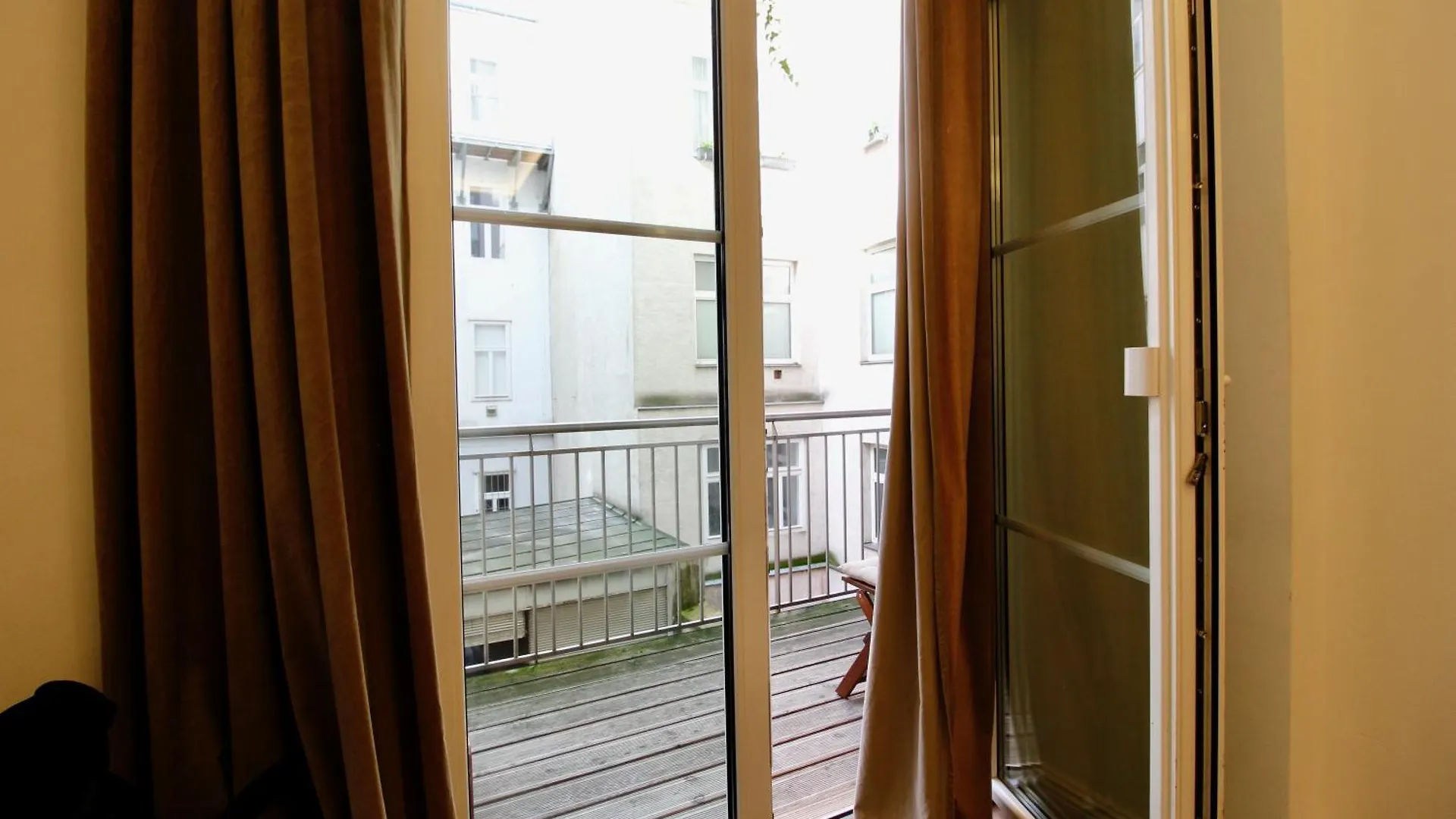 Urban Oasis In Neubau With Cozy Fireplace Viena Austria