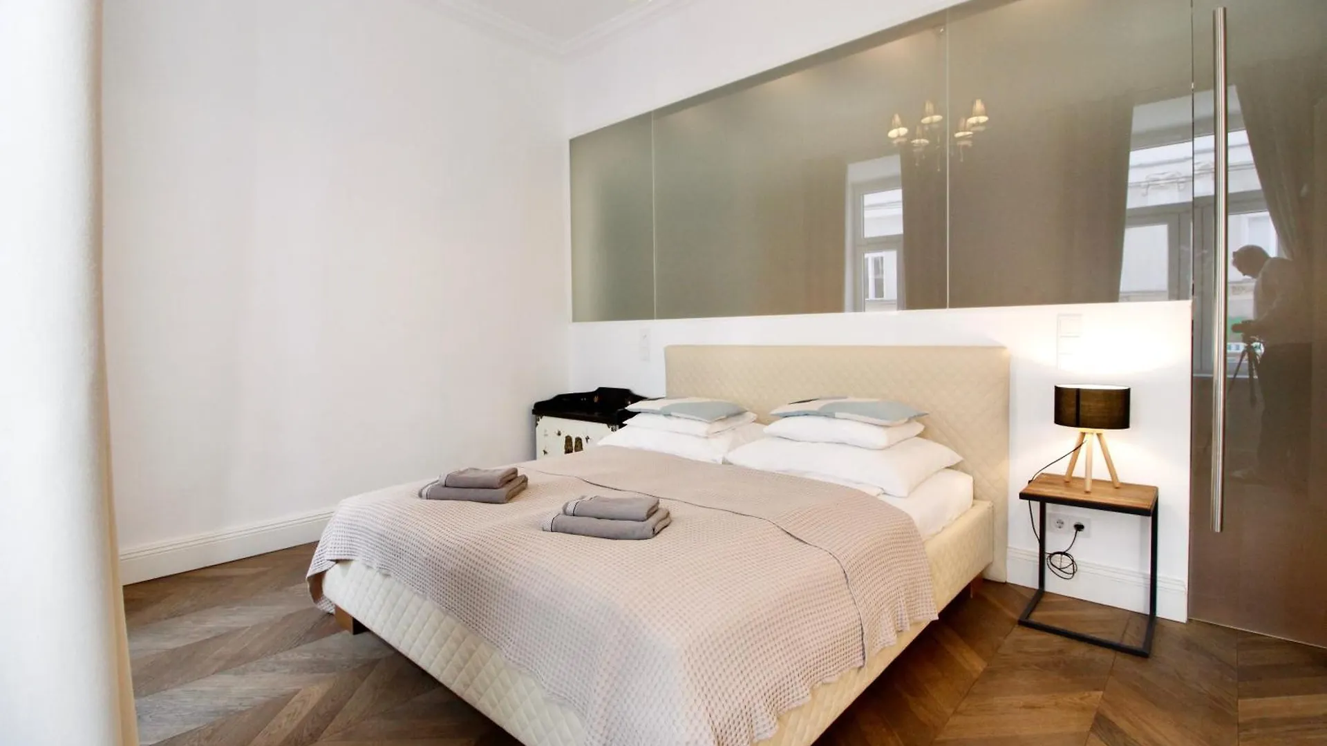 Urban Oasis In Neubau With Cozy Fireplace Viena