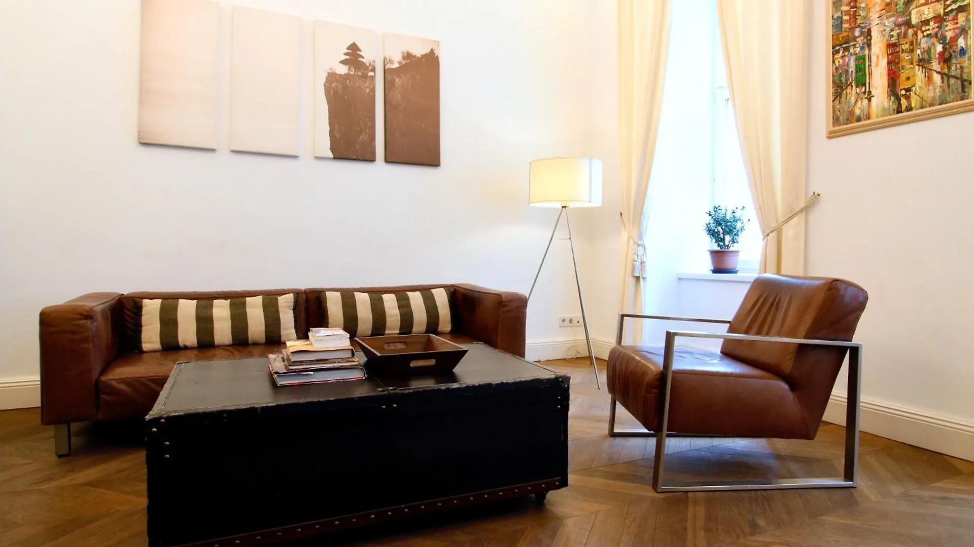 Urban Oasis In Neubau With Cozy Fireplace Viena Austria