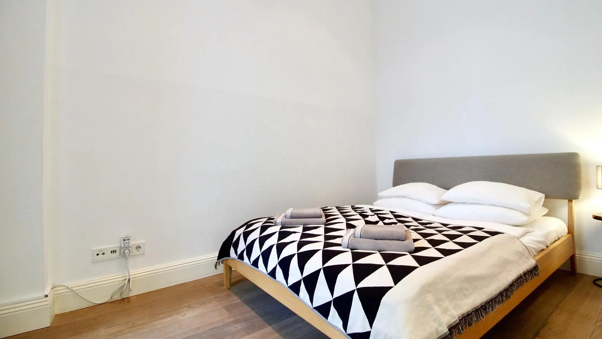 Urban Oasis In Neubau With Cozy Fireplace Viena